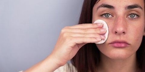 Mit rosenwasser für schöne haut